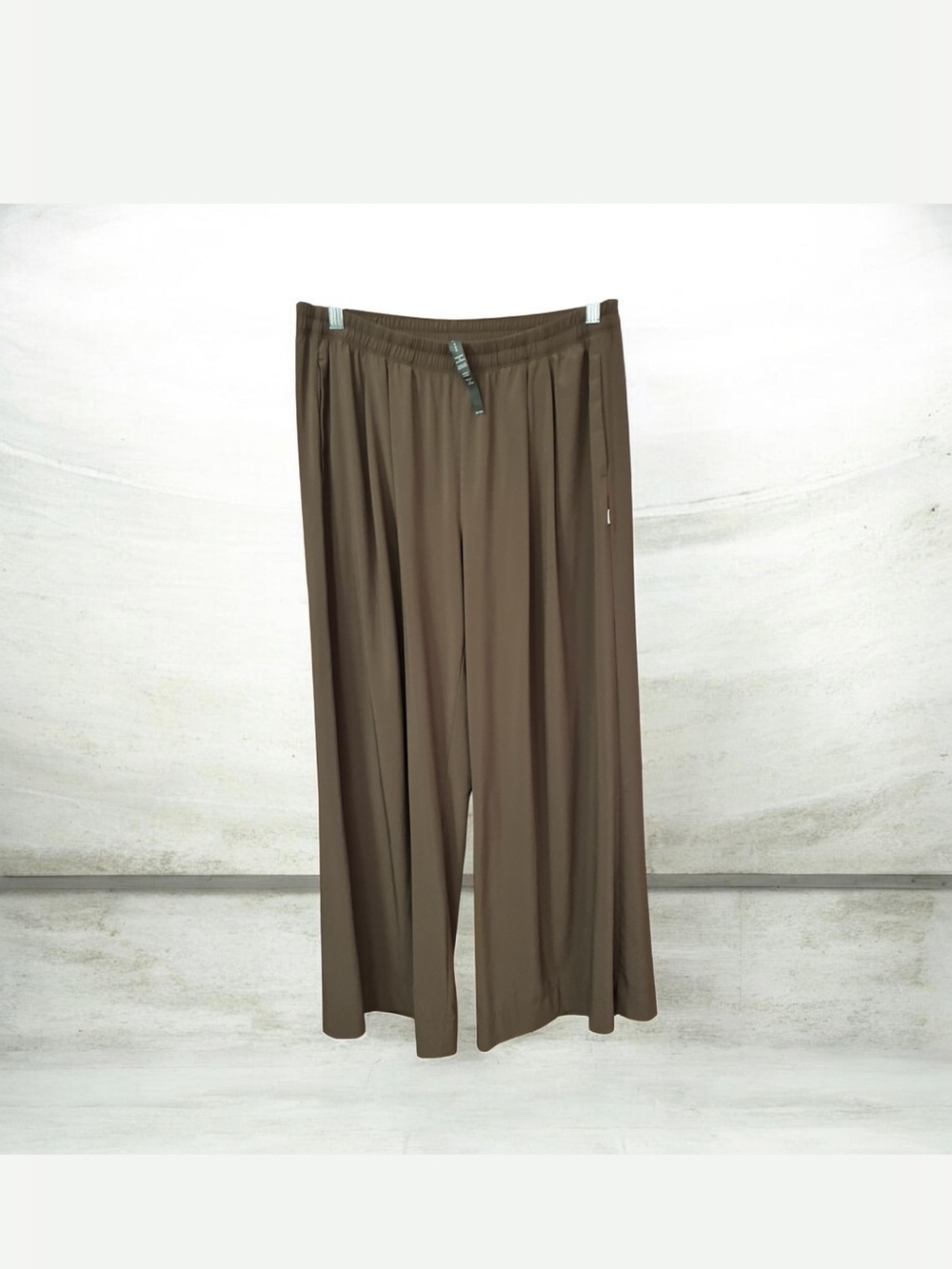 Vuori Relaxed Wide-Leg Women's Pants in Brown